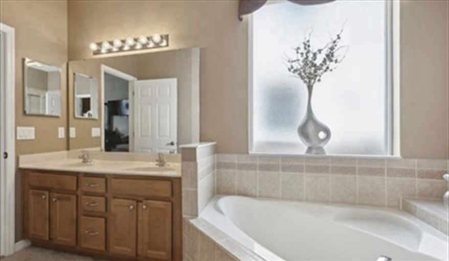 Primary En-Suite. Watersong Villa Florida. 6 Bedrooms 5.5 Bathrooms with 4 en-suite. Conservation Views. Pool & Spa.  in Watersong, Davenport, Orlando