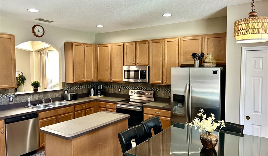 Kitchen & Dining Area. Watersong Villa Florida. 6 Bedrooms 5.5 Bathrooms with 4 en-suite. Conservation Views. Pool & Spa.  in Watersong, Davenport, Orlando