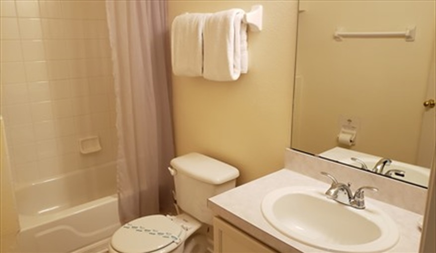 Full Bathroom No. 3. Lakeside Lodge at Eagle Pointe in Eagle Pointe, Kissimmee, Orlando