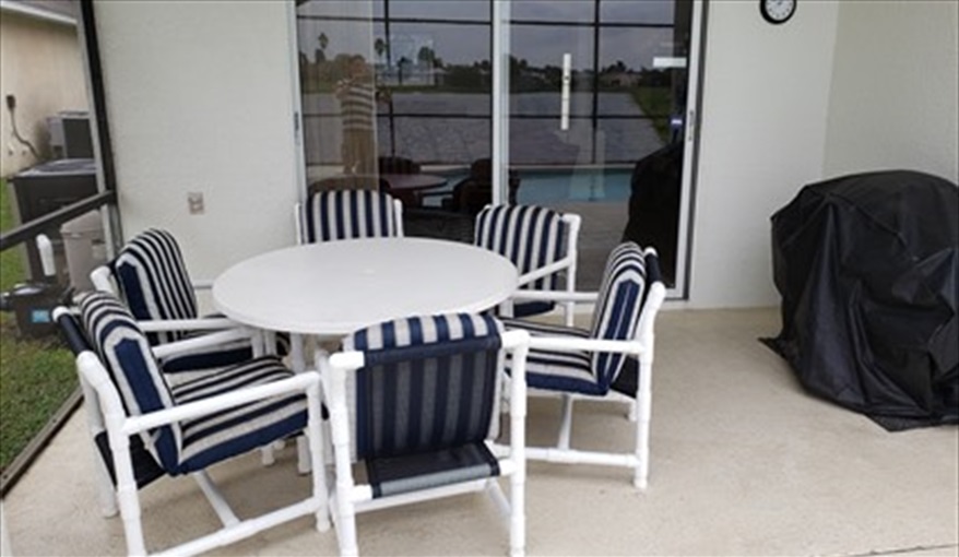 Outdoor Dining. Lakeside Lodge at Eagle Pointe in Eagle Pointe, Kissimmee, Orlando