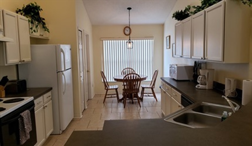 Kitchen & Breakfast Nook. Lakeside Lodge at Eagle Pointe in Eagle Pointe, Kissimmee, Orlando