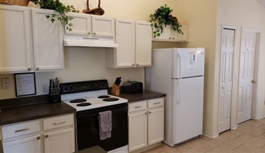 Kitchen. Lakeside Lodge at Eagle Pointe in Eagle Pointe, Kissimmee, Orlando