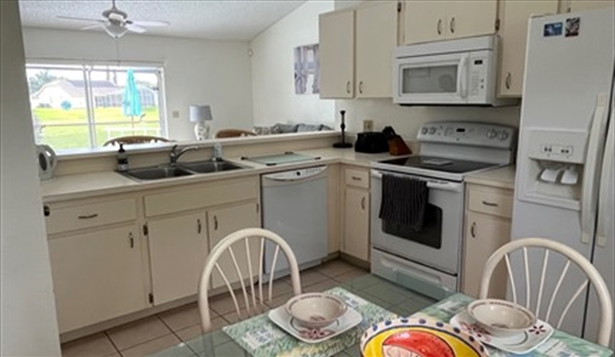 Kitchen. Sunshine Villa in Loma Linda, Davenport, Orlando