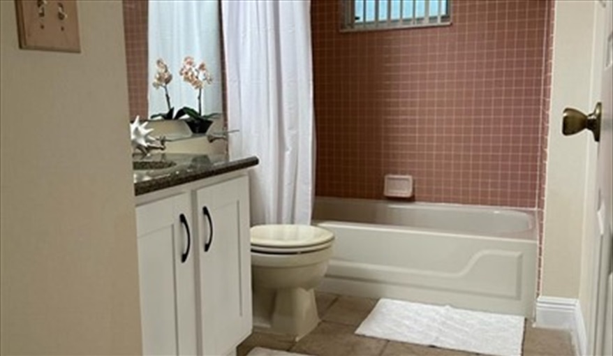 Family Bathroom . Doral Woods Secluded Florida Villa Updated June 2023 in Doral Woods, Kissimmee, Orlando