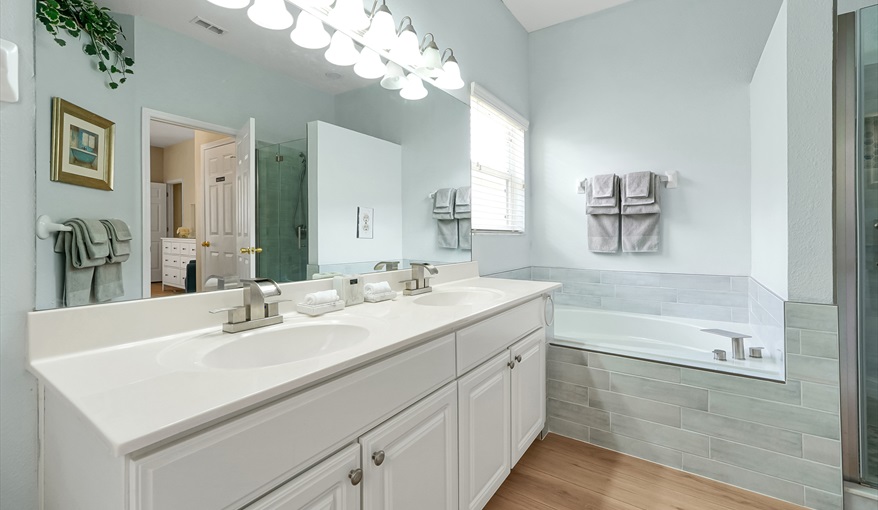 Primary Ensuite & Shower. CJS FLORIDA VILLA in Esprit, Davenport, Orlando