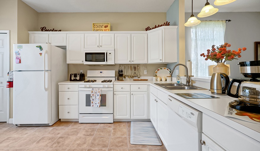 Fully equipped Kitchen. CJS FLORIDA VILLA in Esprit, Davenport, Orlando