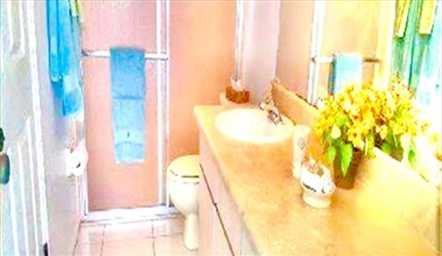 Bathroom 1 as an ensuite to bedroom 1. Ref 993PF. Family home, free BBQ. Near Disney. Pet friendly in Lindfields, Kissimmee, Orlando