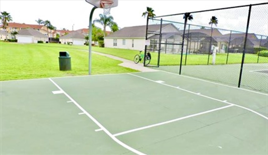 Resort Basketball court. Ref 17. Lake Berkley. Superb Villa , own pool. BBQ. Nr Disney. Gated resort in Lake Berkley Resort, Kissimmee, Orlando