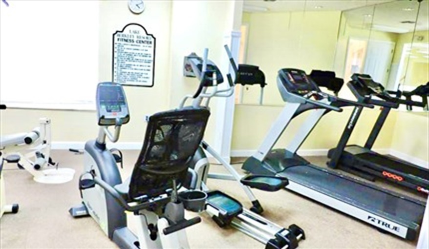 Resort Gym. Ref 17. Lake Berkley. Superb Villa , own pool. BBQ. Nr Disney. Gated resort in Lake Berkley Resort, Kissimmee, Orlando
