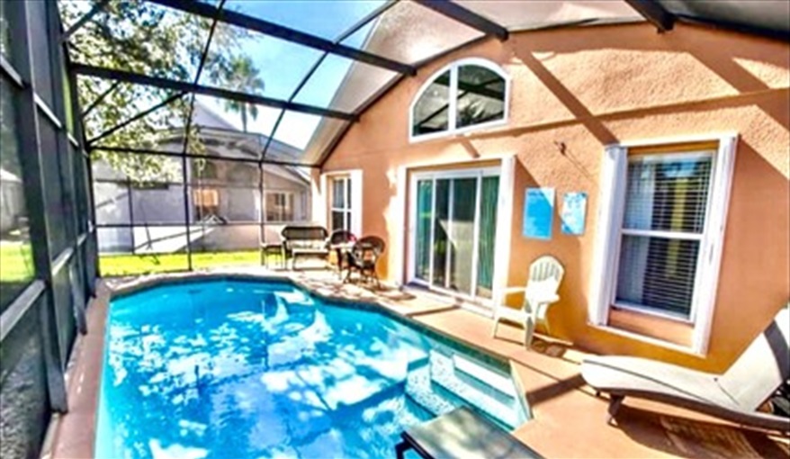 Private pool and deck accessed from the main seating area. Ref 17. Lake Berkley. Superb Villa , own pool. BBQ. Nr Disney. Gated resort in Lake Berkley Resort, Kissimmee, Orlando