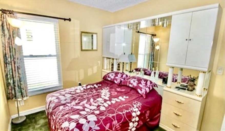 Bedroom 2: Queen size bed with TV & ensuite. Ref 17. Lake Berkley. Superb Villa , own pool. BBQ. Nr Disney. Gated resort in Lake Berkley Resort, Kissimmee, Orlando