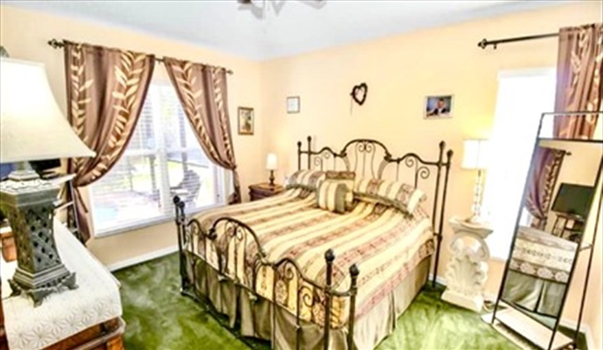Bedroom 1: King size bed with ensuite & TV. Ref 17. Lake Berkley. Superb Villa , own pool. BBQ. Nr Disney. Gated resort in Lake Berkley Resort, Kissimmee, Orlando