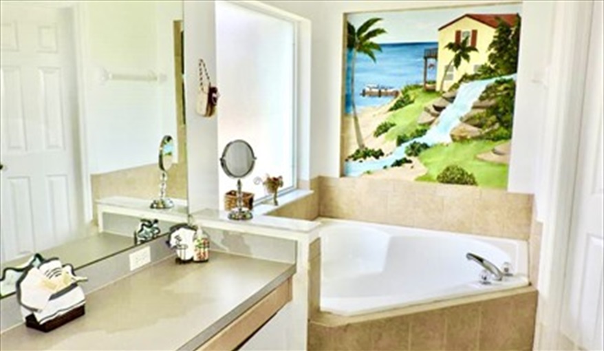 Ensuite to bedroom 1 with separate tub and shower. Ref 17. Lake Berkley. Superb Villa , own pool. BBQ. Nr Disney. Gated resort in Lake Berkley Resort, Kissimmee, Orlando