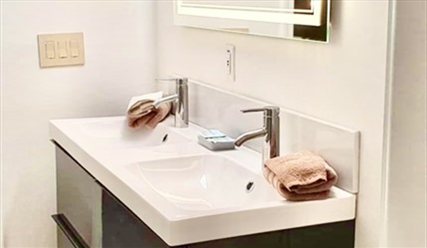 Dual vanity unit in the second bathroom (ensuite to bedroom 2). Ref 17. Lake Berkley. Superb Villa , own pool. BBQ. Nr Disney. Gated resort in Lake Berkley Resort, Kissimmee, Orlando