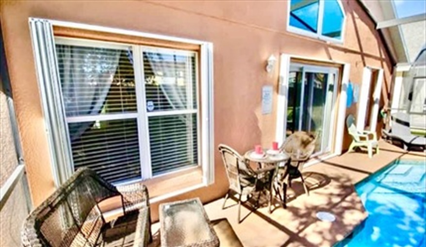 Outside seating area by the pool. Ref 17. Lake Berkley. Superb Villa , own pool. BBQ. Nr Disney. Gated resort in Lake Berkley Resort, Kissimmee, Orlando