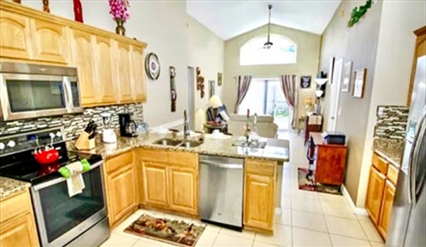 Fully equipped kitchen with everything you would need. Ref 17. Lake Berkley. Superb Villa , own pool. BBQ. Nr Disney. Gated resort in Lake Berkley Resort, Kissimmee, Orlando