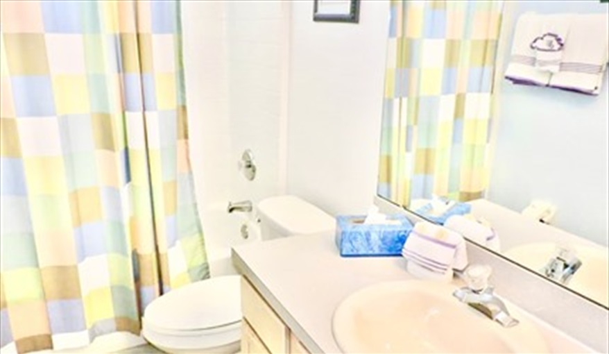 Third bathroom with a shower over the tub. Ref 17. Lake Berkley. Superb Villa , own pool. BBQ. Nr Disney. Gated resort in Lake Berkley Resort, Kissimmee, Orlando