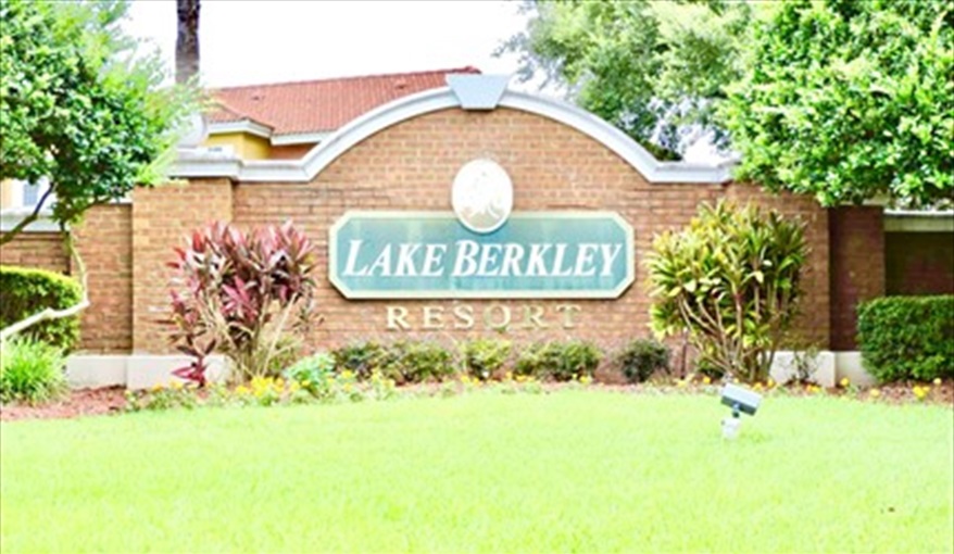 Welcome to Lake Berkley. Ref 17. Lake Berkley. Superb Villa , own pool. BBQ. Nr Disney. Gated resort in Lake Berkley Resort, Kissimmee, Orlando