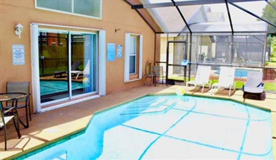 Plenty of space for relaxing around the pool. Ref 17. Lake Berkley. Superb Villa , own pool. BBQ. Nr Disney. Gated resort in Lake Berkley Resort, Kissimmee, Orlando