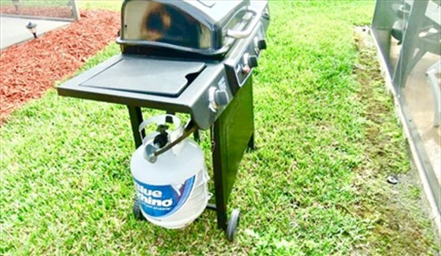 Gas BBQ available for our use. Ref 17. Lake Berkley. Superb Villa , own pool. BBQ. Nr Disney. Gated resort in Lake Berkley Resort, Kissimmee, Orlando