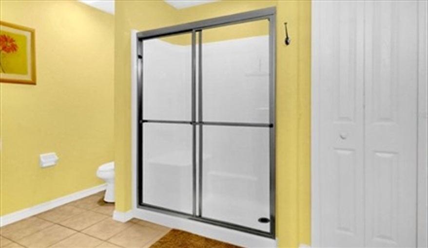 Walk in shower. ref 996PF. Stunning villa. South facing pool. Pet friendly in Town Centre Reserve, Davenport, Orlando