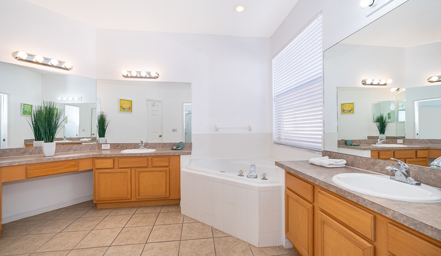 Villa Beautiful, Modern 5 Bed, 4 Bath Villa on Calabay Parc with Private Pool - Mins to Disney in Calabay Parc, Davenport, Orlando