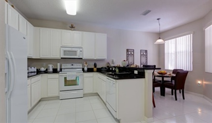 Ktchen Area & Breakfast Table. Florida Palms (Trip Advisor Travelers Choice Award 2020) in Calabay Parc at Tower Lake, Haines City, Orlando