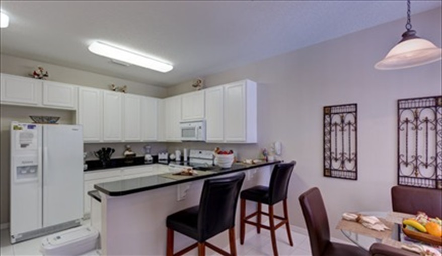 Kitchen area & Breakfast Bar. Florida Palms (Trip Advisor Travelers Choice Award 2020) in Calabay Parc at Tower Lake, Haines City, Orlando