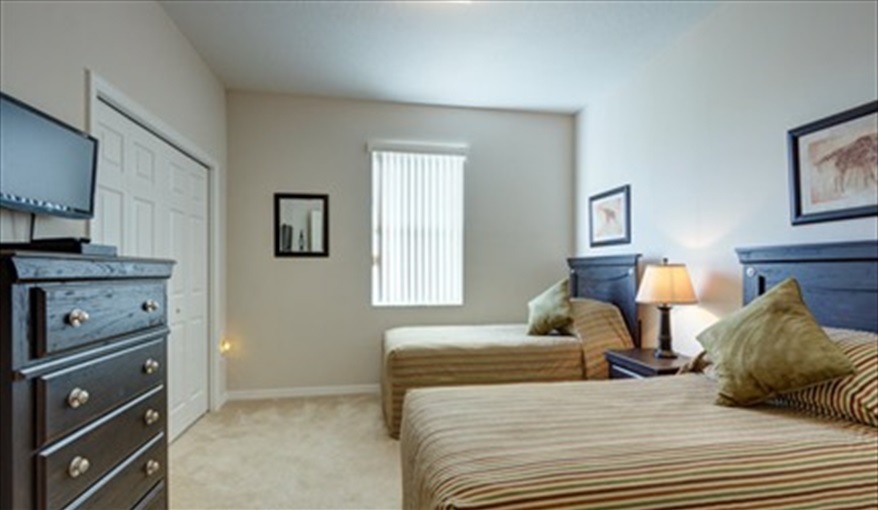 Twin Bedroom. Florida Palms (Trip Advisor Travelers Choice Award 2020) in Calabay Parc at Tower Lake, Haines City, Orlando
