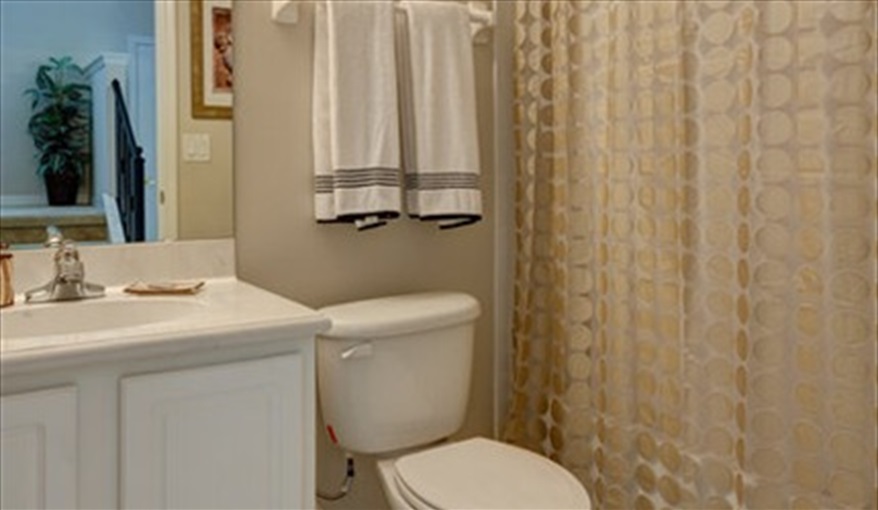 Twin Bedroom Bathroom. Florida Palms (Trip Advisor Travelers Choice Award 2020) in Calabay Parc at Tower Lake, Haines City, Orlando