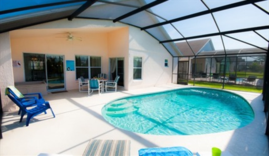 Pool With Lanai and multi coloured underwater lighting.. Lakeside Villa in Crescent Lakes, Kissimmee, Orlando