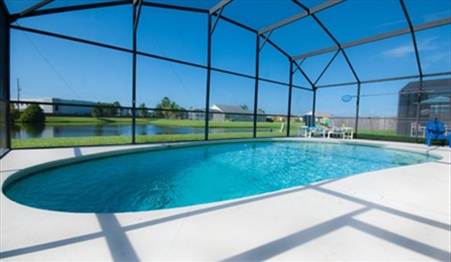 Large South Facing Pool. Lakeside Villa in Crescent Lakes, Kissimmee, Orlando