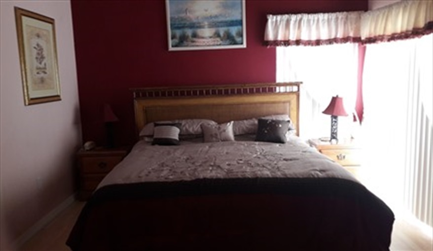 Master bedroom with king size bed and ensuite. Lakeside Villa in Crescent Lakes, Kissimmee, Orlando