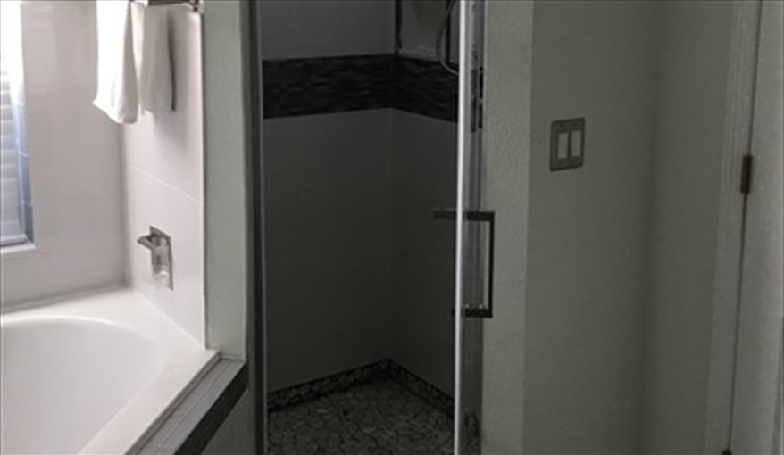 Master Bedroom Ensuite. Floridavillarosso in West Stonebridge, Davenport, Orlando