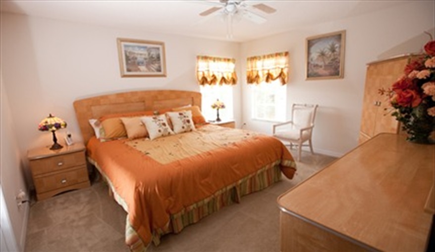 1st Floor King-size suite with en-suite. Cal-Cierra Retreat - 7 Bedroom Deluxe Villa with Pool in Emerald Island Resort, Kissimmee, Orlando