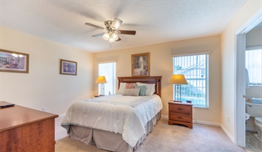Master Bedroom with Queen Bed. Laurel Oak - Less than 10 minutes to Disney in Indian Ridge Oaks, Kissimmee, Orlando