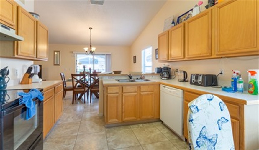 Kitchen. Laurel Oak - Less than 10 minutes to Disney in Indian Ridge Oaks, Kissimmee, Orlando