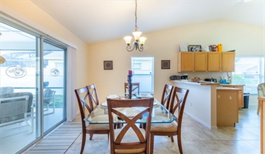 Dining Area. Laurel Oak - Less than 10 minutes to Disney in Indian Ridge Oaks, Kissimmee, Orlando