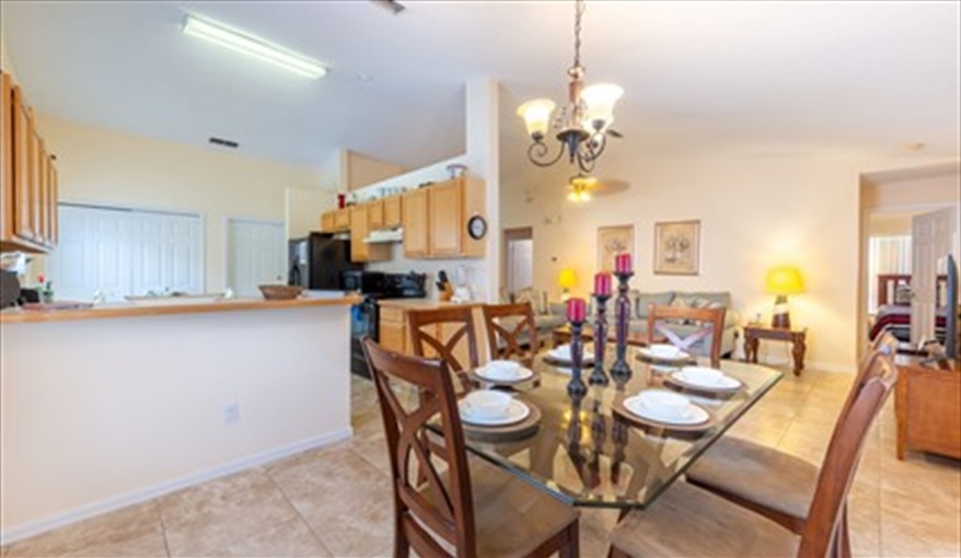 Dining Area & Kitchen. Laurel Oak - Less than 10 minutes to Disney in Indian Ridge Oaks, Kissimmee, Orlando