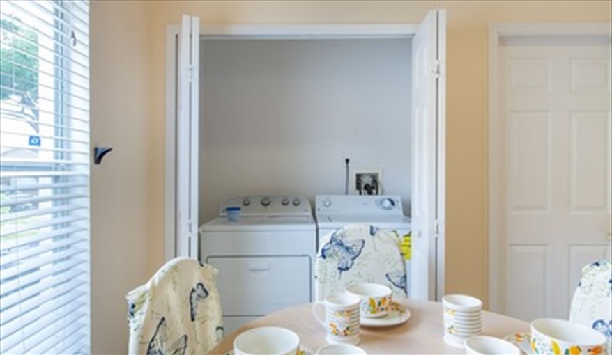 Washer & Dryer behind Bi-Fold Doors. Laurel Oak - Less than 10 minutes to Disney in Indian Ridge Oaks, Kissimmee, Orlando