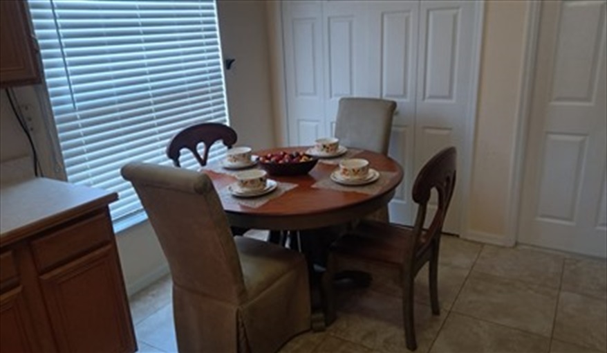 Kitchen Table. Laurel Oak - Less than 10 minutes to Disney in Indian Ridge Oaks, Kissimmee, Orlando