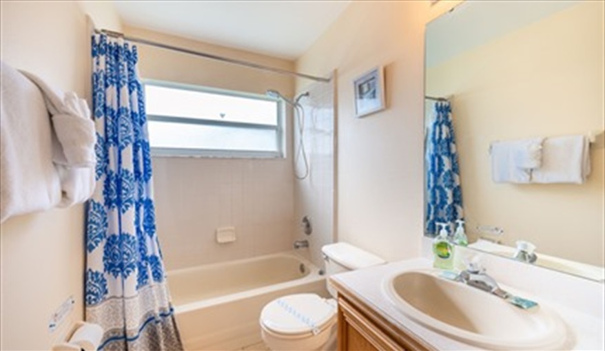 House Bathroom. Laurel Oak - Less than 10 minutes to Disney in Indian Ridge Oaks, Kissimmee, Orlando