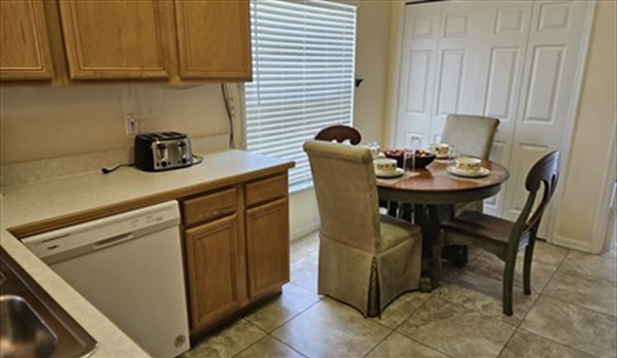 Kitchen & Breakfast Area. Laurel Oak - Less than 10 minutes to Disney in Indian Ridge Oaks, Kissimmee, Orlando