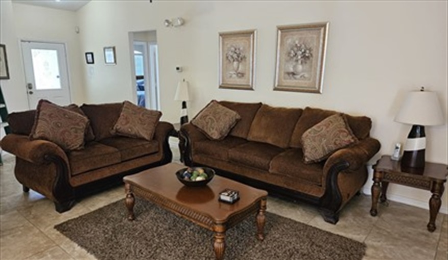 Lounge Area. Laurel Oak - Less than 10 minutes to Disney in Indian Ridge Oaks, Kissimmee, Orlando