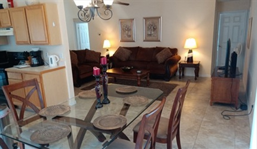 Lounge & Dining Area. Laurel Oak - Less than 10 minutes to Disney in Indian Ridge Oaks, Kissimmee, Orlando