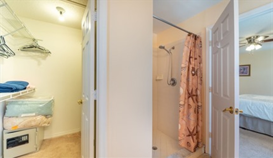 En-Suite Shower & Walk-in Closet. Laurel Oak - Less than 10 minutes to Disney in Indian Ridge Oaks, Kissimmee, Orlando