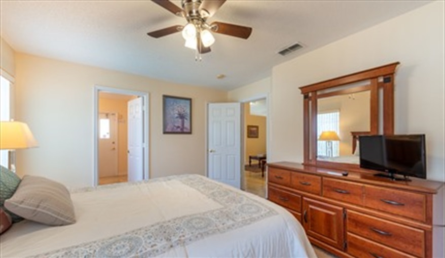 Master Bedroom. Laurel Oak - Less than 10 minutes to Disney in Indian Ridge Oaks, Kissimmee, Orlando