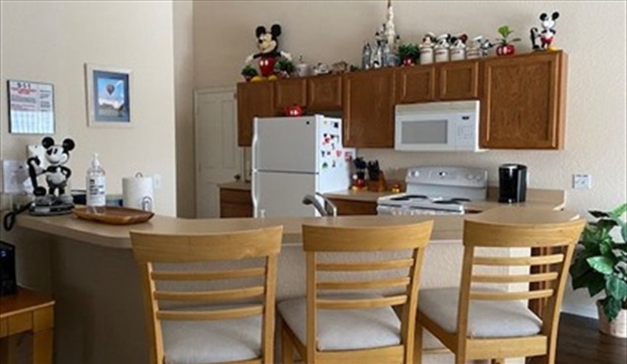 Fully fitted kitchen and breakfast bar. FAMILY-FRIENDLY 4-BED VILLA in very popular, beautiful, quiet, gated resort community!! GREAT LOCATION, close to DISNEY!!   in Reserve at Town Center, Davenport, Orlando