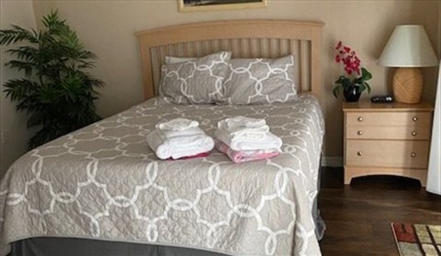 Bedroom #2 Queen master with bathroom. FAMILY-FRIENDLY 4-BED VILLA in very popular, beautiful, quiet, gated resort community!! GREAT LOCATION, close to DISNEY!!   in Reserve at Town Center, Davenport, Orlando