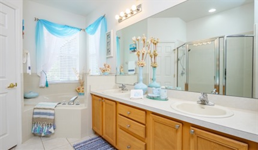 Twin vanity sinks and large corner bath. Los Margarita  - 5 STAR Executive Villa in Calabay Parc at Tower Lake, Haines City, Orlando